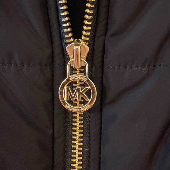 MICHAEL KORS Women’s Vest size 1X  zipper front gold length 28” bust 46” black - Picture 4 of 12